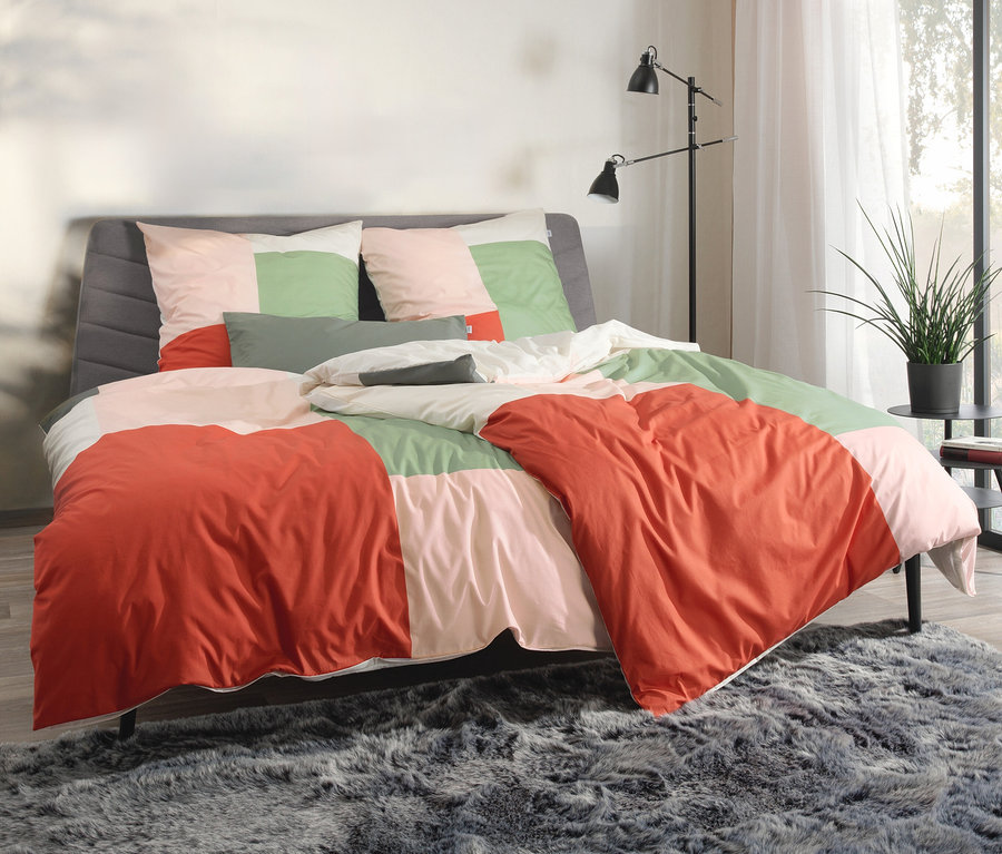 Bett mit rosa SCHÖNER WOHNEN-Kollektion Bettwäsche in Normal- und Übergröße.