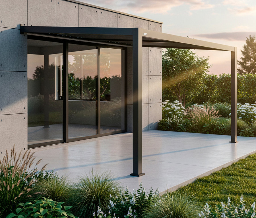 Eine dunkle Pergola steht vor einem modernen Haus mit Schiebetüren zum Garten.