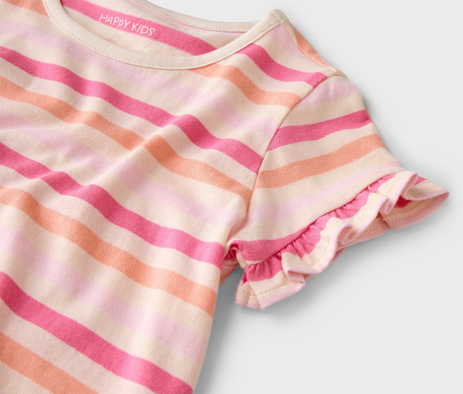 Detailansicht eines gestreiften Happy Kids-T-Shirts in Rosa-, Orange- und Beigetönen mit Rüschenärmeln auf einem weißen Hintergrund.