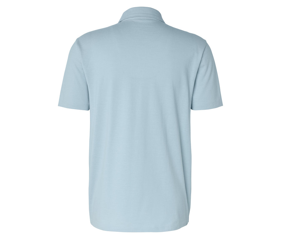 Rückansicht eines hellblauen Poloshirts mit kurzen Ärmeln und Kragen.