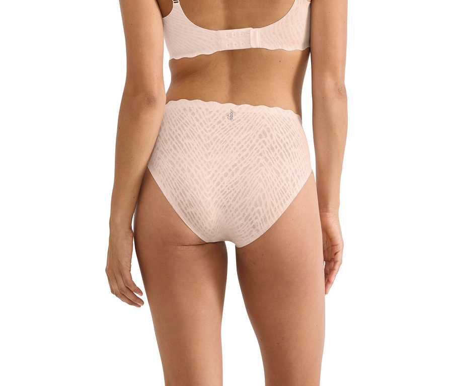 Frau von hinten in hellrosa sloggi ZERO Feel Bliss High leg Höschen mit dezentem geometrischem Muster und passendem BH.