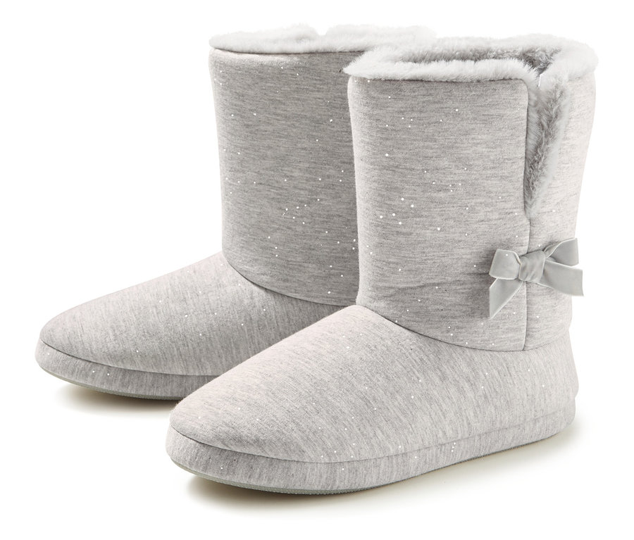 Zwei graue Hausschuh-Stiefel.