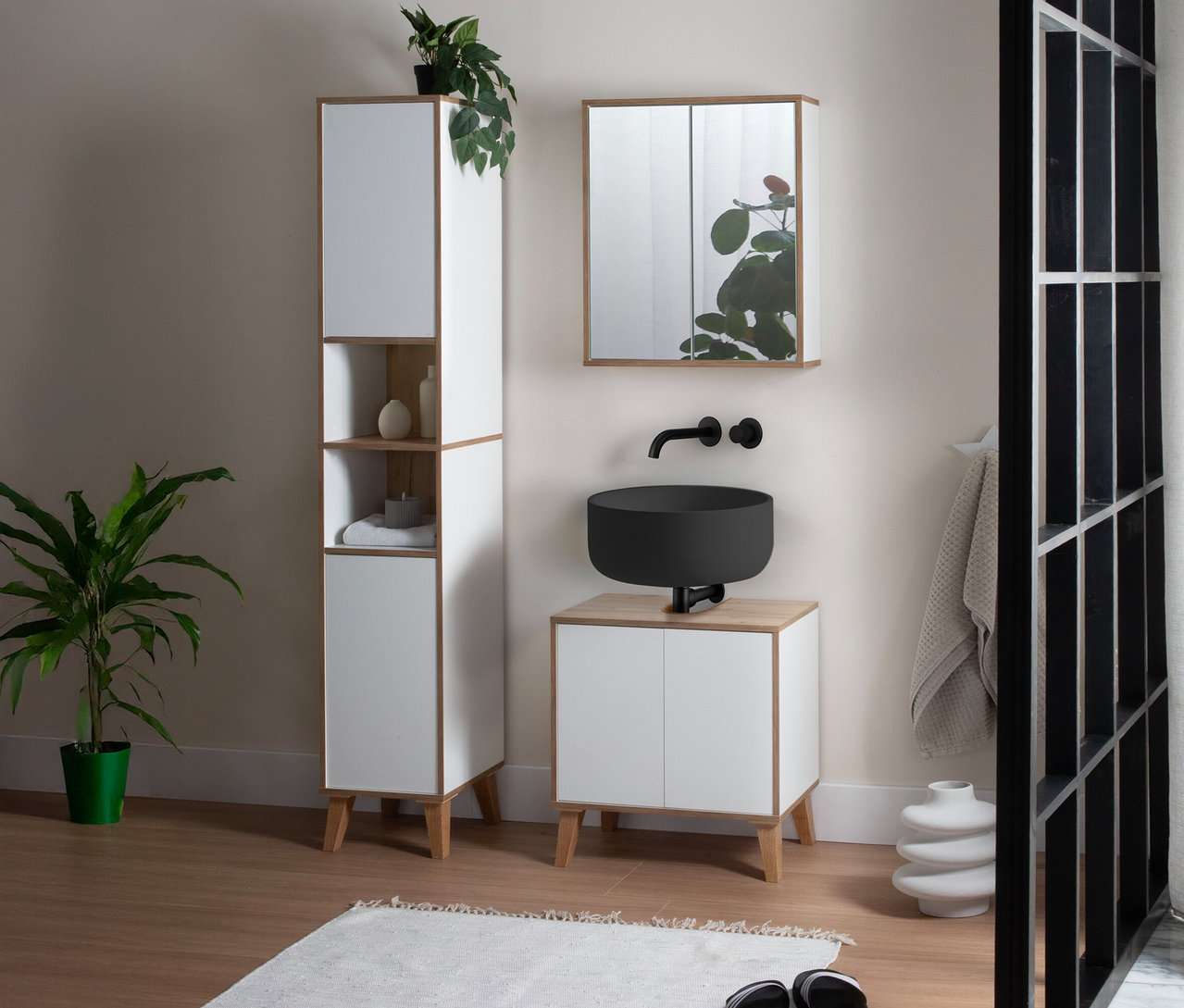 Ein Badezimmer zeigt einen Roba Spiegelschrank »Morena« mit 2 Türen und Spiegel, weiß mit Artisan-Eiche, neben einem Waschbecken.