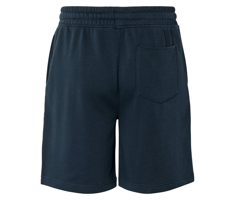 Nahaufnahme der Rückseite von marineblauen Shorts mit Kordelzug und Gesäßtasche.