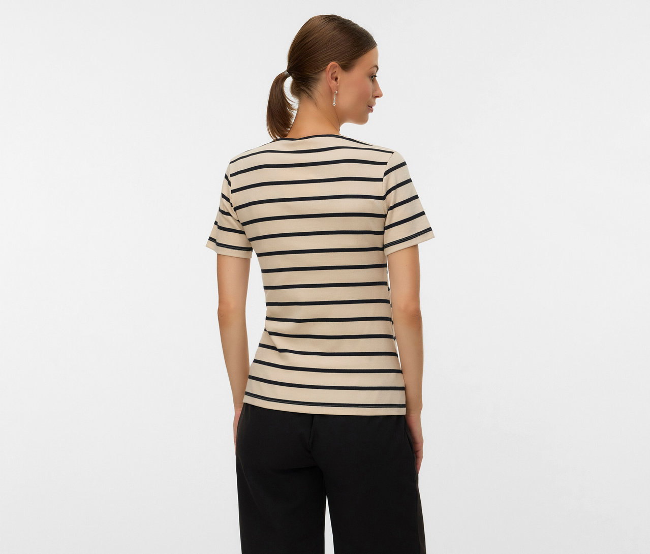 Frau von hinten mit MAMALICIOUS Umstands-T-Shirt »MLLANE TESS« in Beige mit schwarzen Streifen und schwarzen Hosen.