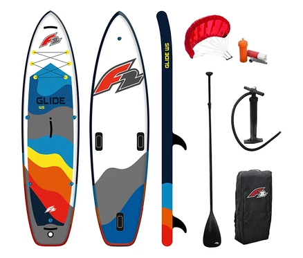 F2 SUP Board »Glide Wing« Set, bestehend aus einem Stand-Up-Paddle-Board mit farbigem Deck (Blau, Gelb, Orange) und weißer/grauer Unterseite, einem roten Wing, einem schwarzen Paddel, einer Pumpe, einer schwarzen Tragetasche mit F2-Logo und einem kleinen orangen Reparaturset.