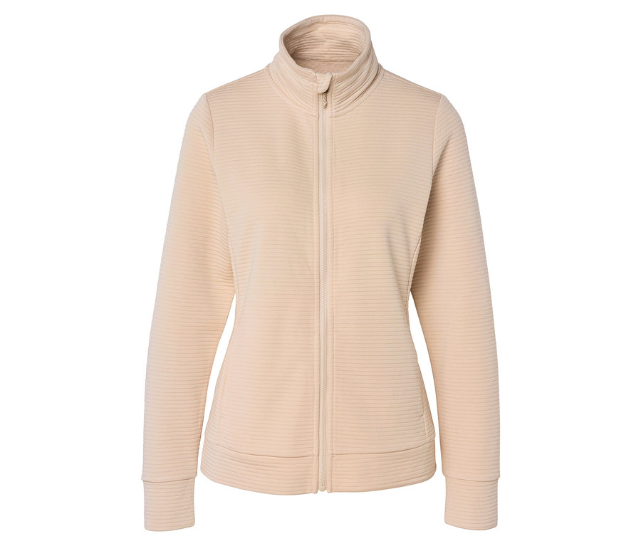 Eine hellbeige Jacke mit durchgehendem Reißverschluss, Stehkragen und horizontaler Rippstruktur, auf weißem Hintergrund.