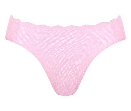 Nahaufnahme eines einzelnen, blassrosa Damenslips mit gewelltem Bund vor einem weißen Hintergrund.