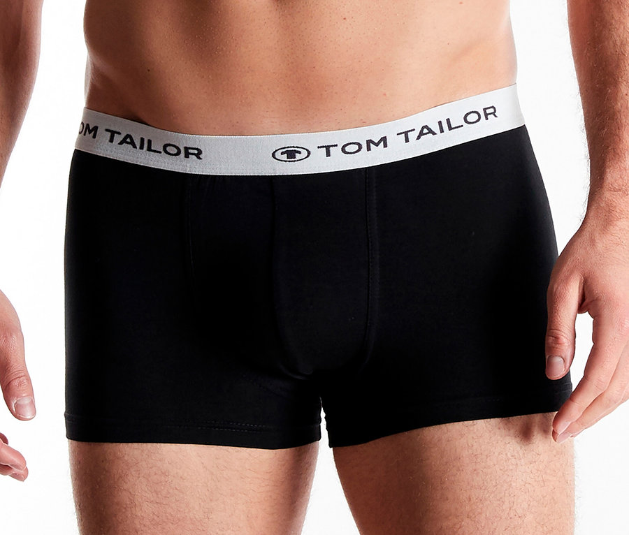 Mann trägt schwarze Tom Tailor Boxershorts mit grauem Bund.
