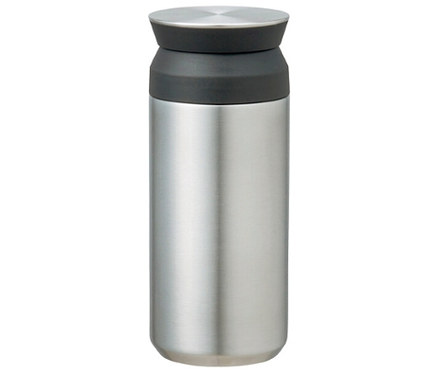 Silberner Thermobecher mit schwarzem Hals und Deckel.