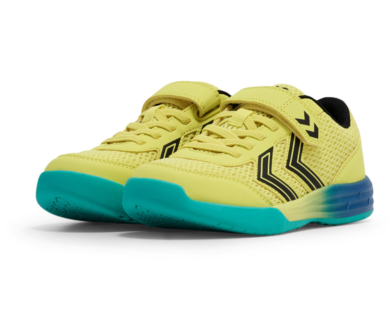 Gelbe hummel® Multiplay Flex VC JR Schuhe mit Klettverschluss und türkisfarbener Sohle stehen nebeneinander.