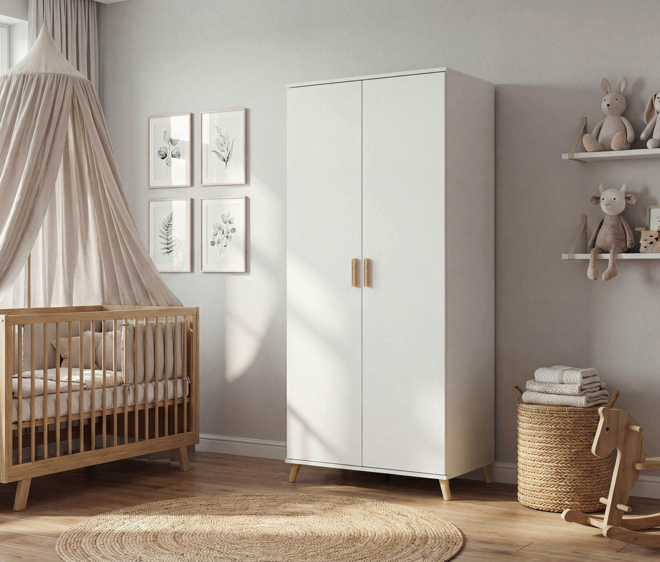 Kinderzimmer mit Gitterbett unter Baldachin, weißem Schrank mit Holzgriffen, rundem Teppich und Deko.