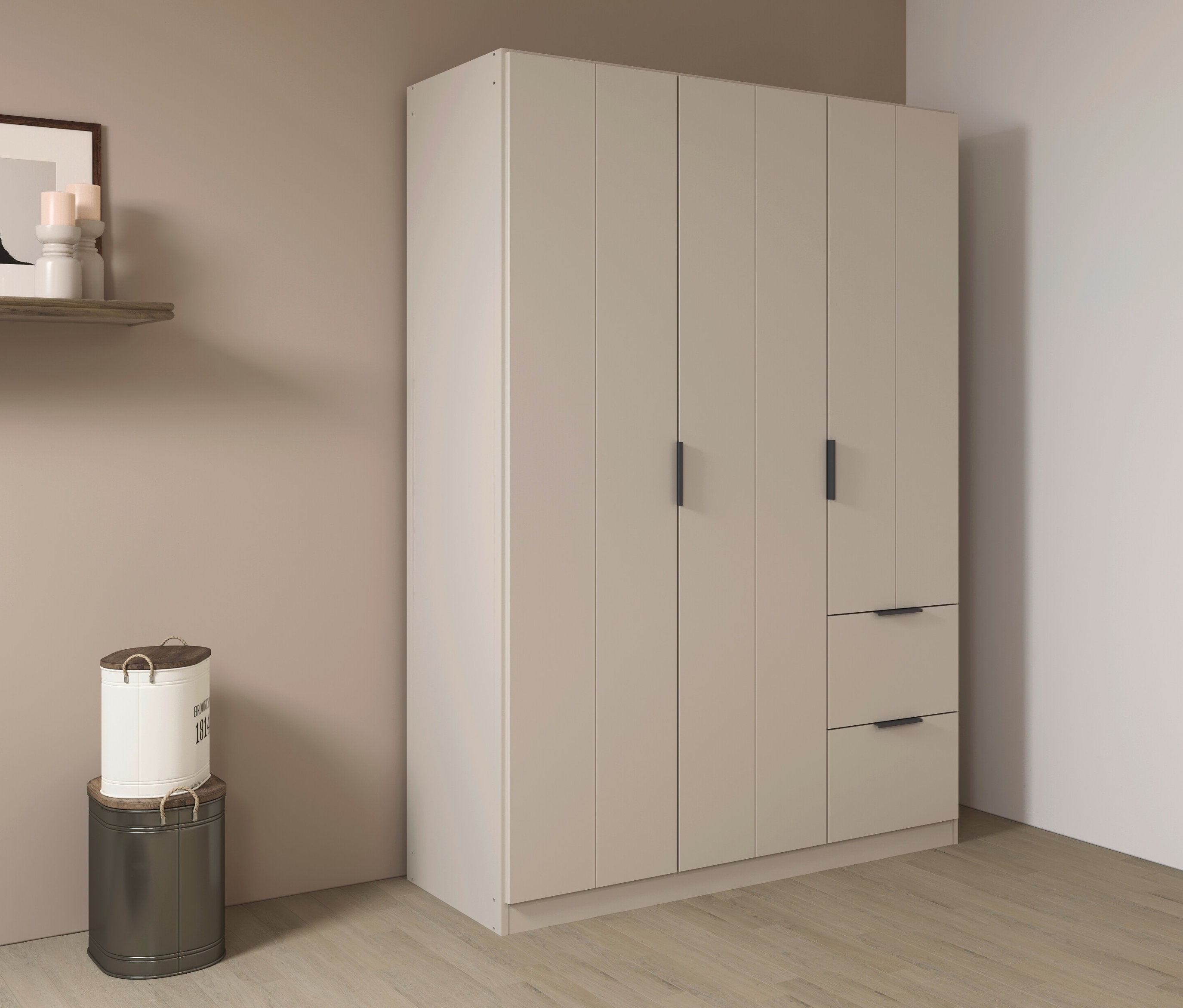 Beiger Kleiderschrank mit vier Türen und zwei Schubladen steht in der Ecke eines Raumes.