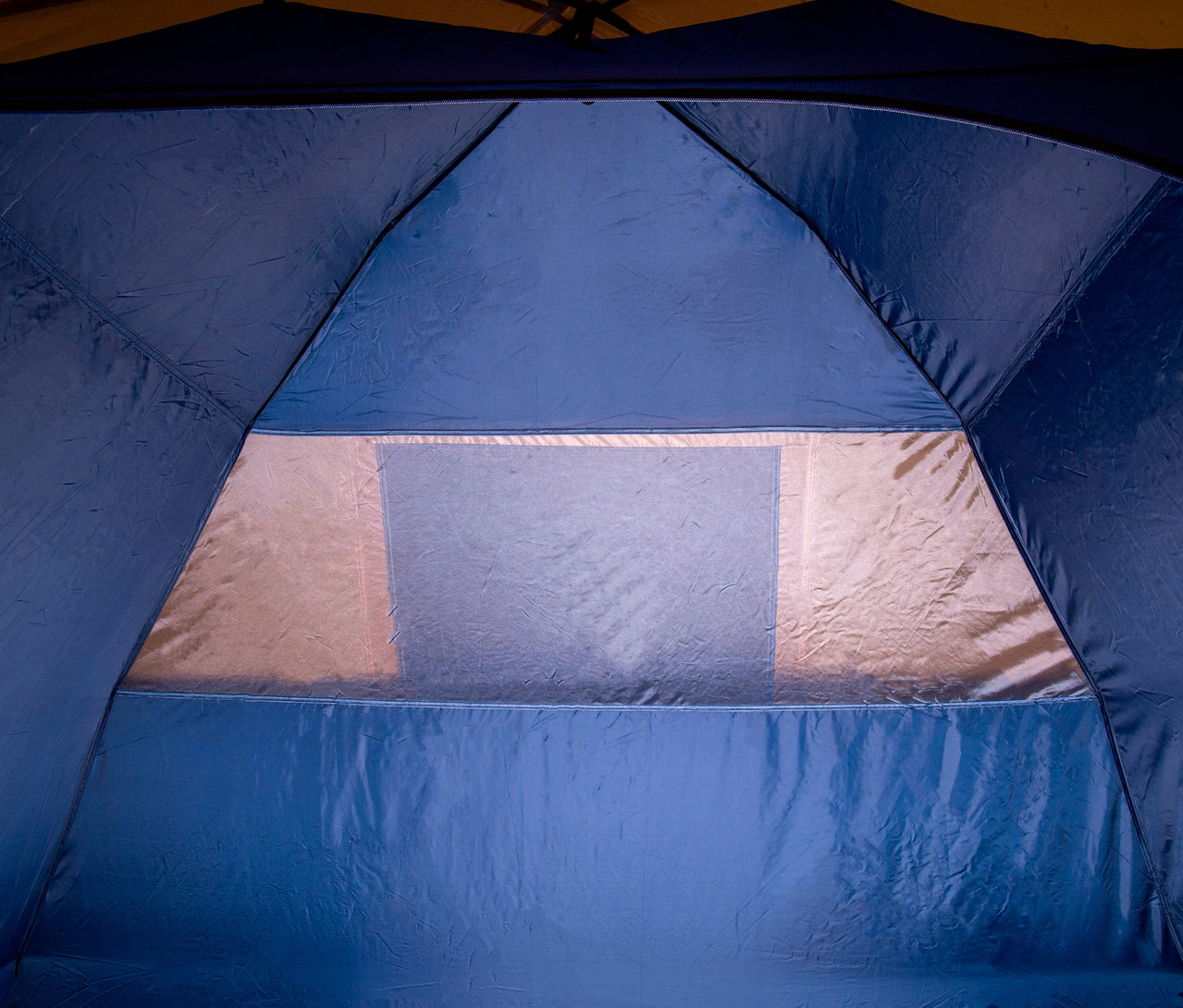 Innenansicht eines blauen Tambu »SETU 4« 4 Personen-Kuppelzelts mit Fenster.