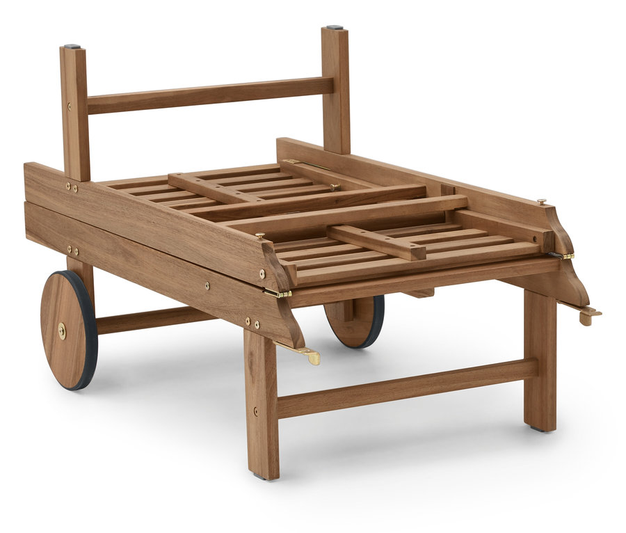 Ein hölzerner Servierwagen mit Rädern steht auf einem weißen Hintergrund.