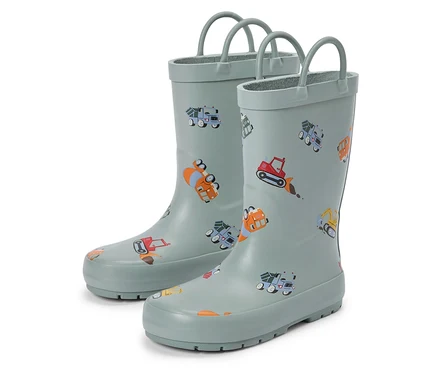 Zwei graue Gummistiefel mit bunten Baufahrzeug-Motiven stehen nebeneinander.