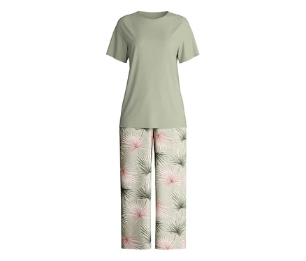 Der Calida »Leaf Dreams« 7/8-Pyjama besteht aus einem olivfarbenen T-Shirt und einer langen Hose mit Palmenmuster.