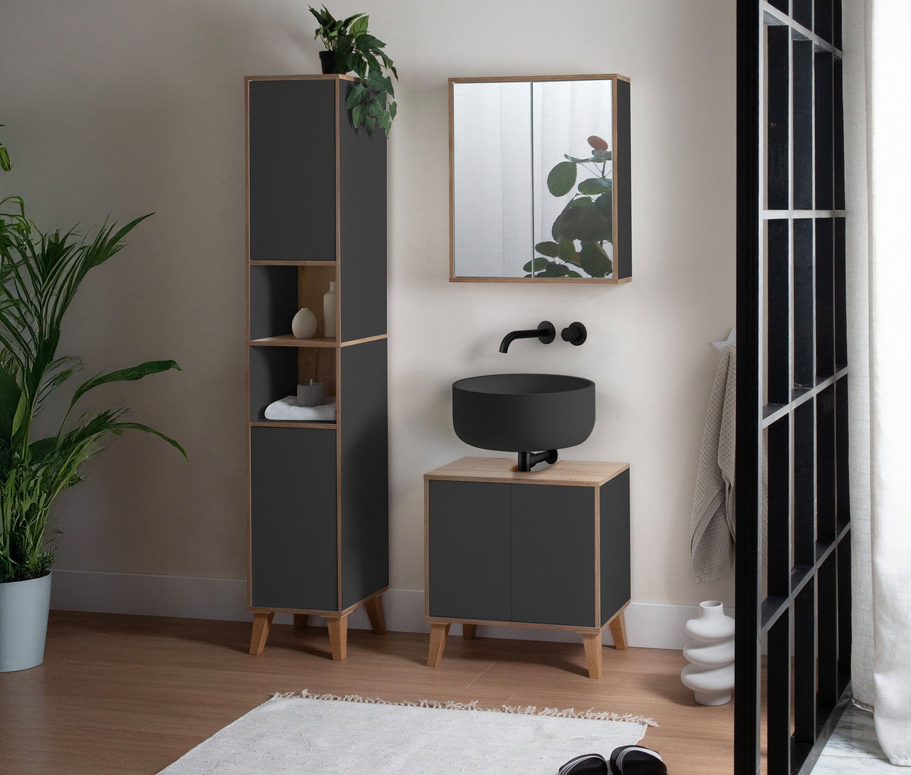 Grauer Roba Spiegelschrank »Morena« mit 2 Türen und Spiegel hängt über einem schwarzen Aufsatzwaschbecken.