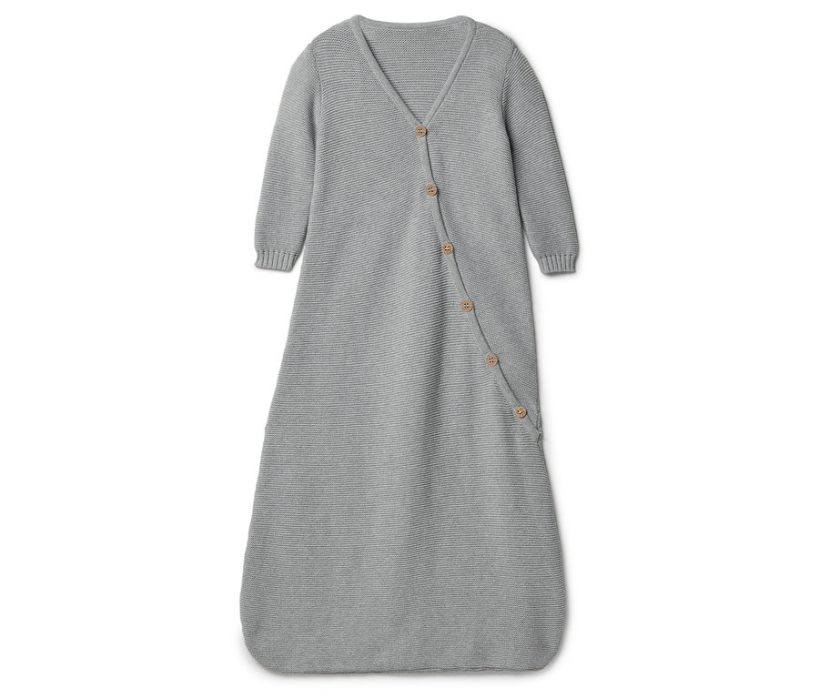 Grauer, gestrickter Babyschlafsack mit Knöpfen auf weißem Grund.