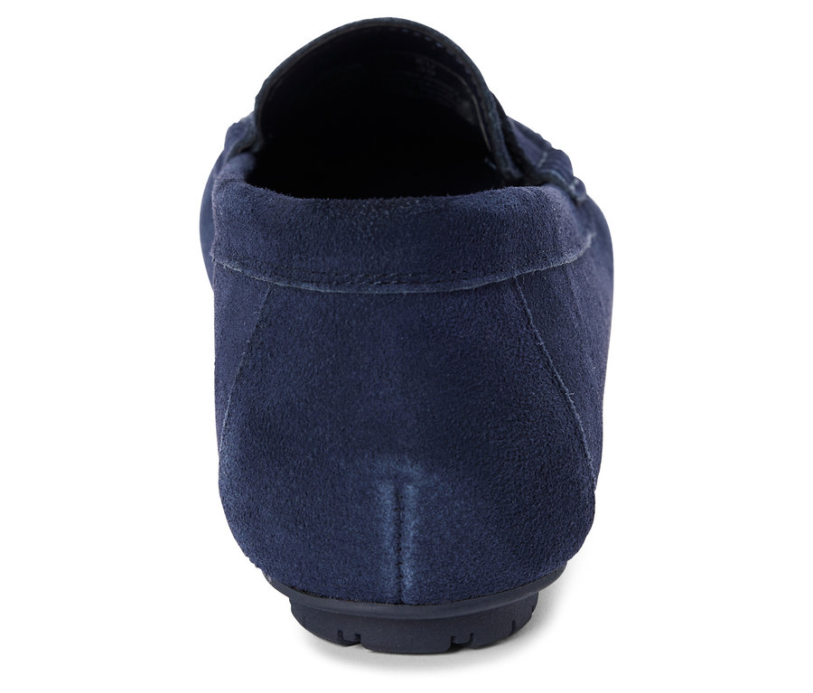 Rückansicht eines einzelnen marineblauen Wildleder-Mokassins.