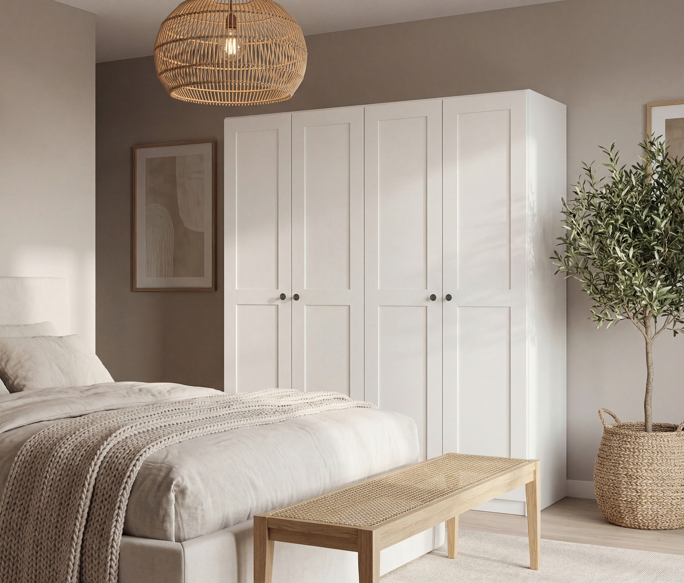 Schlafzimmer mit Bett, Bank und weißem Schrank. Über dem Bett hängt eine Lampe aus Rattan.