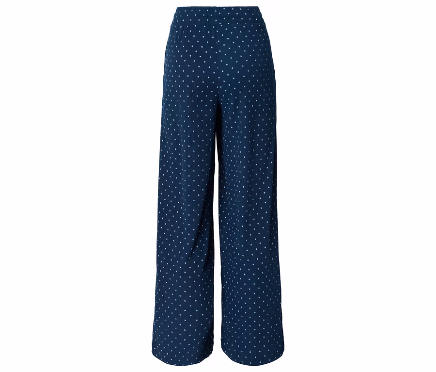 Marineblaue, weit geschnittene Hose mit weißen Punkten auf weißem Grund.