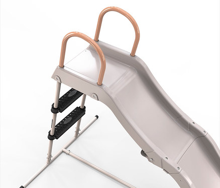 Graue Kinderrutsche mit beigen Griffen und schwarzer Leiter vor weißem Hintergrund.