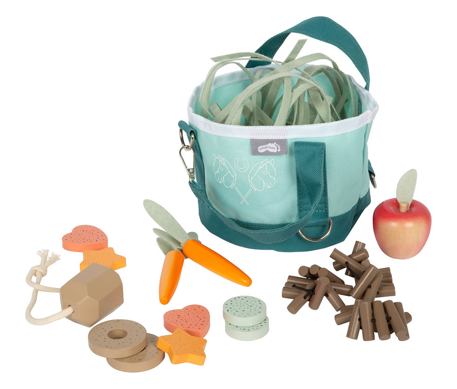 Das small foot Pferdefutter-Set mit Tasche beinhaltet Spielzeug-Karotten, Äpfel, Heu und Holzwürfel.