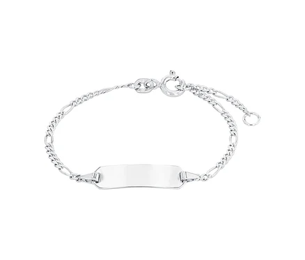 Silbernes Armband mit rechteckiger ID-Platte, Figaro-Kette, Karabinerverschluss und Verlängerungskette auf weißem Hintergrund.