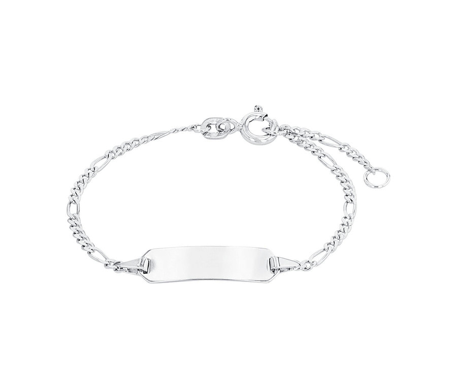 Silbernes Armband mit rechteckiger ID-Platte, Figaro-Kette, Karabinerverschluss und Verlängerungskette auf weißem Hintergrund.