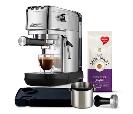 Silberne Lapressa Espressomaschine bereitet Espresso in einem Glas zu. Daneben stehen eine Packung Molinari Kaffee und Zubehör. Lapressa Einsteiger Set ist sichtbar.