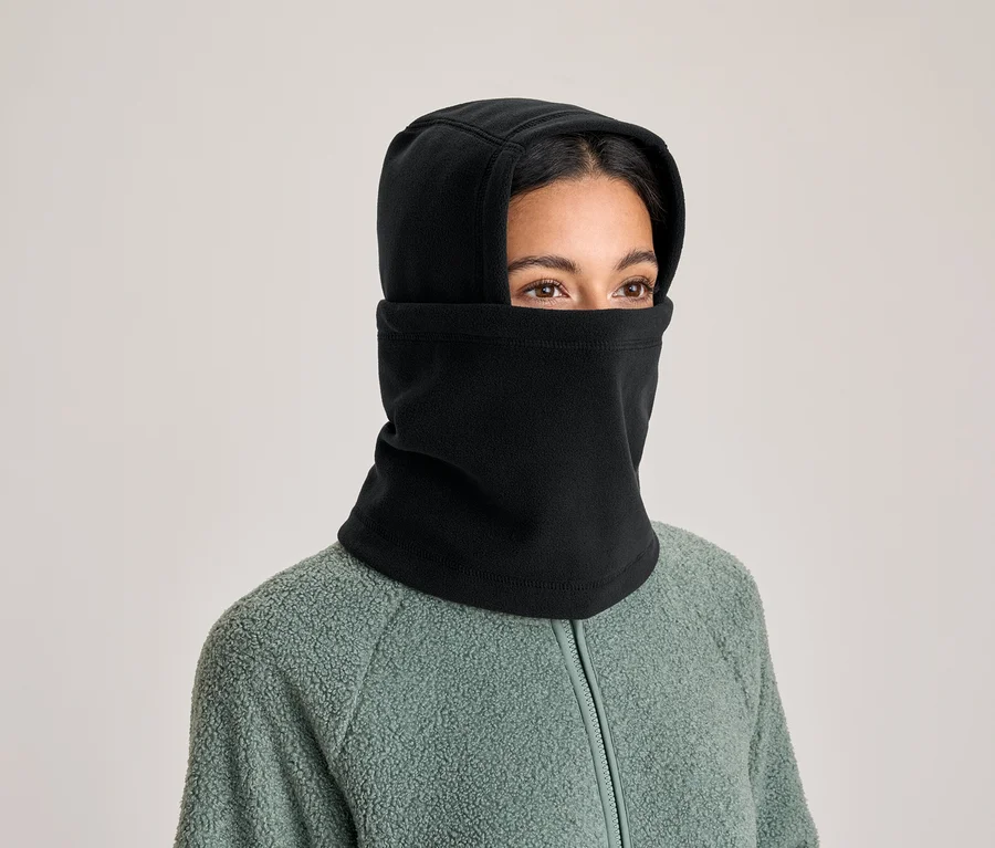 Eine Person trägt eine schwarze Sturmhaube und eine grüne Fleecejacke. Nur die Augen sind sichtbar.
