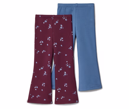 Zwei Kinder-Schlaghosen. Eine Hose ist bordeauxrot mit hellblauem Blumenmuster, die andere ist einfarbig hellblau. Sie sind auf weißem Hintergrund abgebildet.