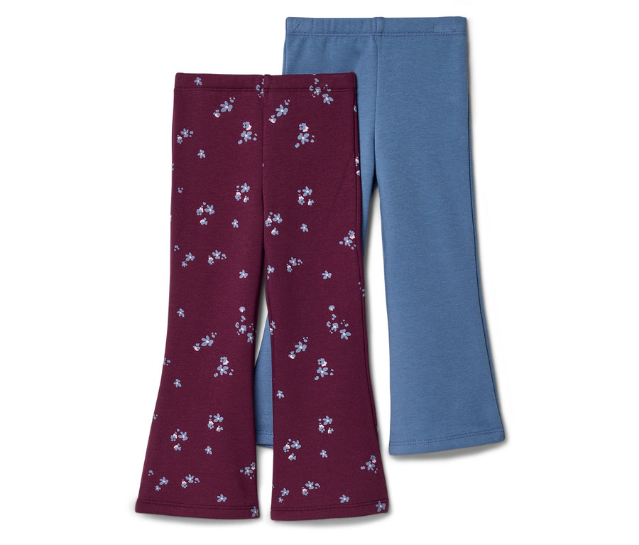 Zwei Kinder-Schlaghosen. Eine Hose ist bordeauxrot mit hellblauem Blumenmuster, die andere ist einfarbig hellblau. Sie sind auf weißem Hintergrund abgebildet.