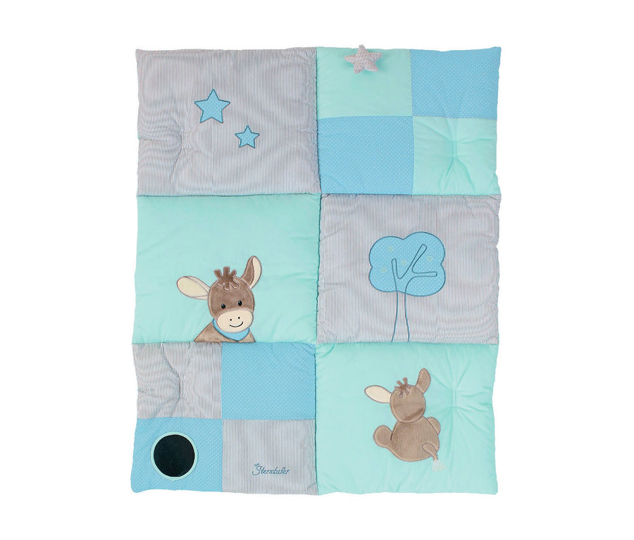 Quadratische Baby-Spieldecke mit Patchwork-Design in Hellblau, Mintgrün und grauen Streifen. Mit gestickten Elementen wie einem Eselkopf, einem Esel von hinten, einem Baum und Sternen. Eine Ecke hat einen kleinen 3D-Stern, eine andere einen schwarzen Kreis mit Loch. Das „Sterntaler“-Logo ist ebenfalls sichtbar.