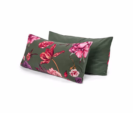Zwei rechteckige Kissen, das vordere olivgrün mit floralem Muster in Pink, Fuchsia und Lila, das hintere einfarbig olivgrün.