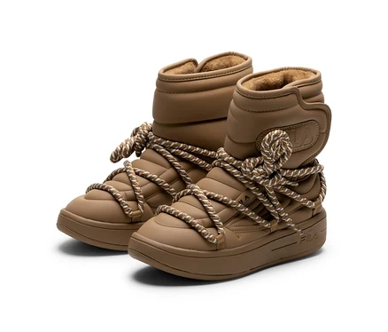 Ein Paar beigefarbene FILA Damen Superbubble Boots mit gepolstertem Design, dicken braun-weißen Seilschnürsenkeln und weichem Innenfutter.