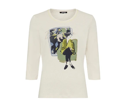 Cremefarbenes T-Shirt mit Rundhalsausschnitt und Dreiviertelärmeln, bedruckt mit einer stilisierten Frau in limettengrüner Jacke vor abstraktem Hintergrund.