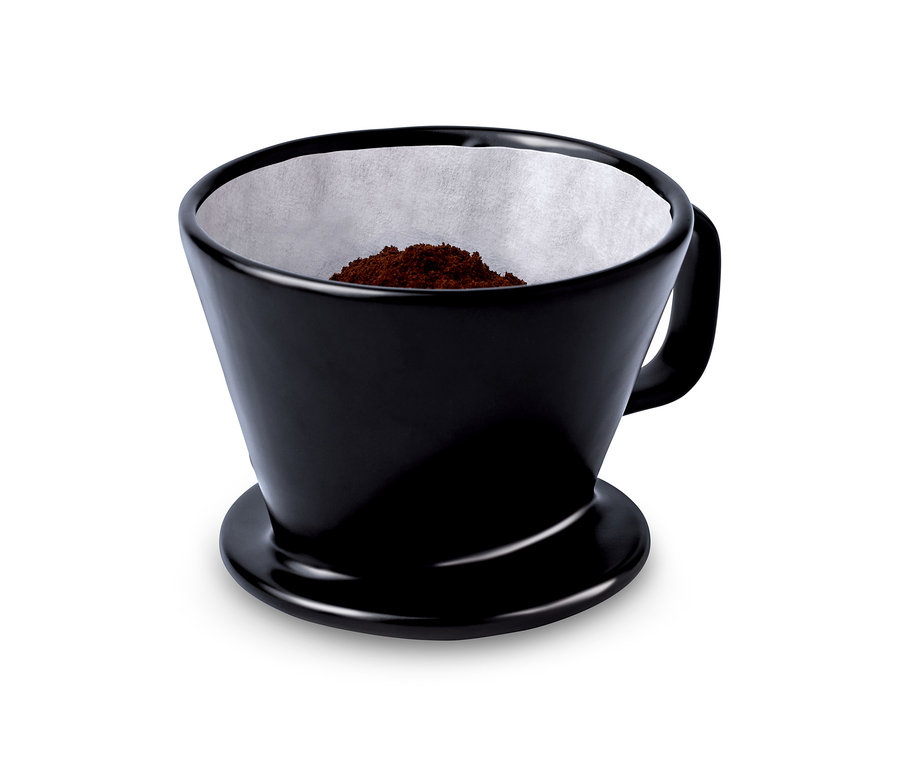 Schwarzer Kaffee Handfilter Gr. 2 mit Papierfilter und Kaffeesatz.