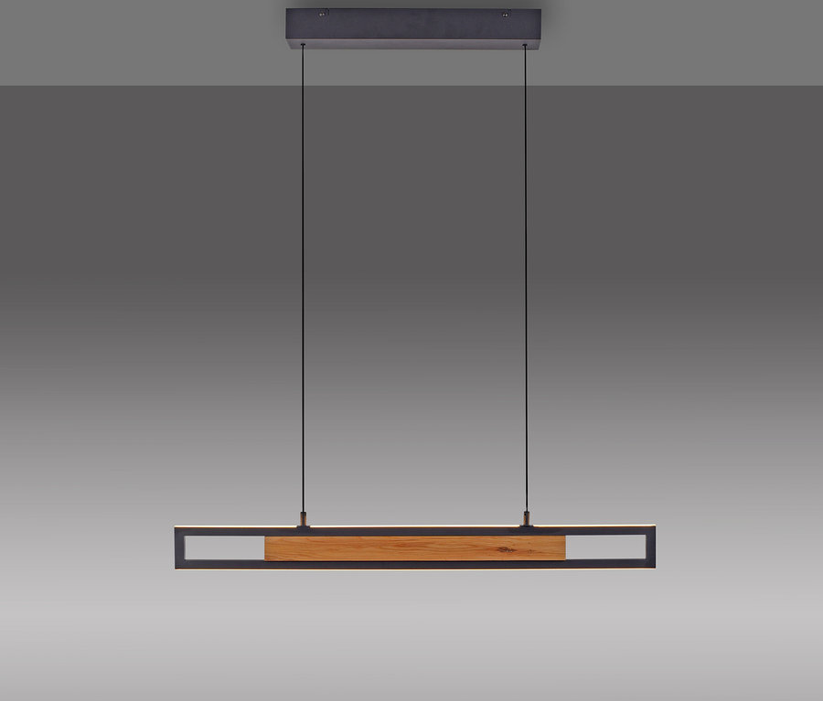 Eine moderne rechteckige Pendelleuchte mit einem dunkelgrauen Metallrahmen und einem hellbraunen Holzeinsatz in der Mitte, aufgehängt an zwei schwarzen Kabeln von einer dunkelgrauen Deckenhalterung.