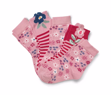Vier Paar rosa Socken mit Blumenmustern.
