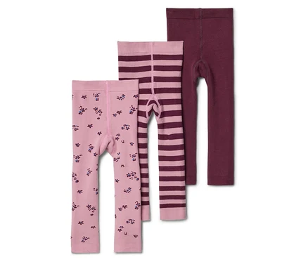 Drei Kinderleggings liegen übereinander: eine hellrosa mit Blumenmuster, eine hellrosa gestreift und eine bordeauxrote.