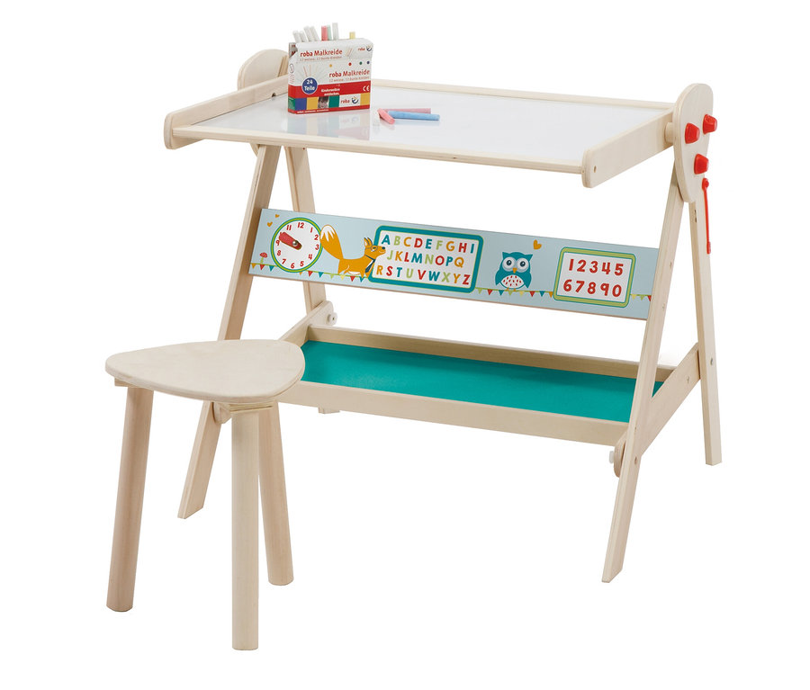 Hölzerne Kinder-Maltafel mit weißer Tafel, Kreide und einem passenden Hocker. Die Maltafel hat eine Ablage und ein Lernpanel mit Uhr, Alphabet und Zahlen.