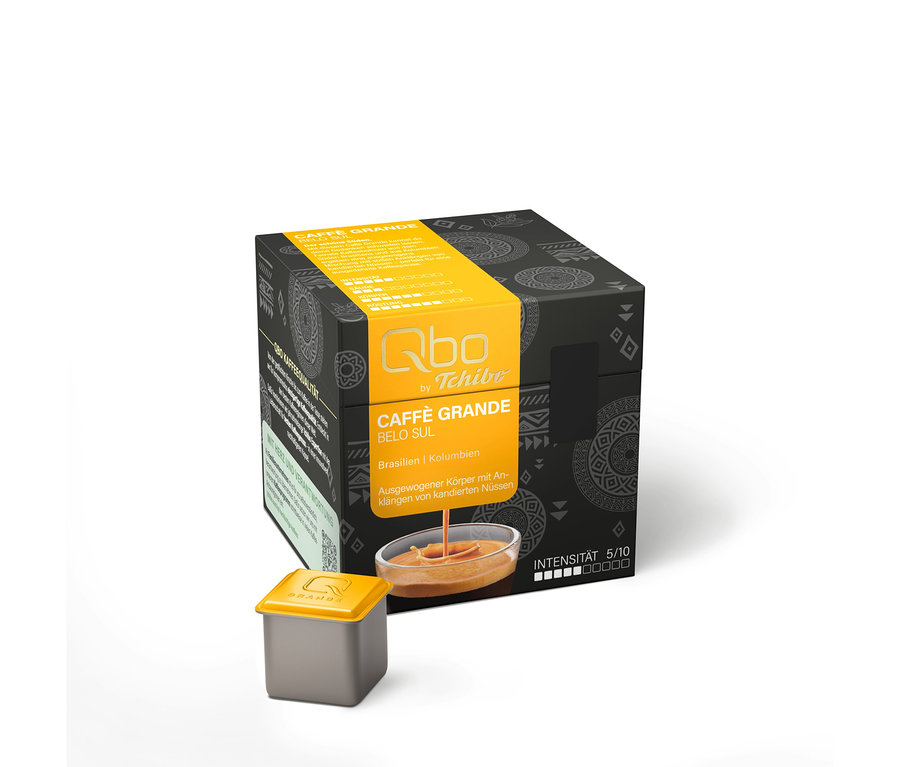 Dunkelgraue Qbo Caffè Grande BELO SUL Kaffeekapselpackung mit gelben Akzenten, einer einzelnen Kapsel davor und einem Schälchen mit Kaffee. Intensität 5/10, mit Anklängen von kandierten Nüssen.