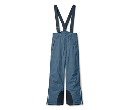 Blaue Skihose mit dunklen Hosenträgern, Reißverschlusstaschen vorne und schwarzen verstärkten Knöcheln mit weißen Reflektorstreifen.