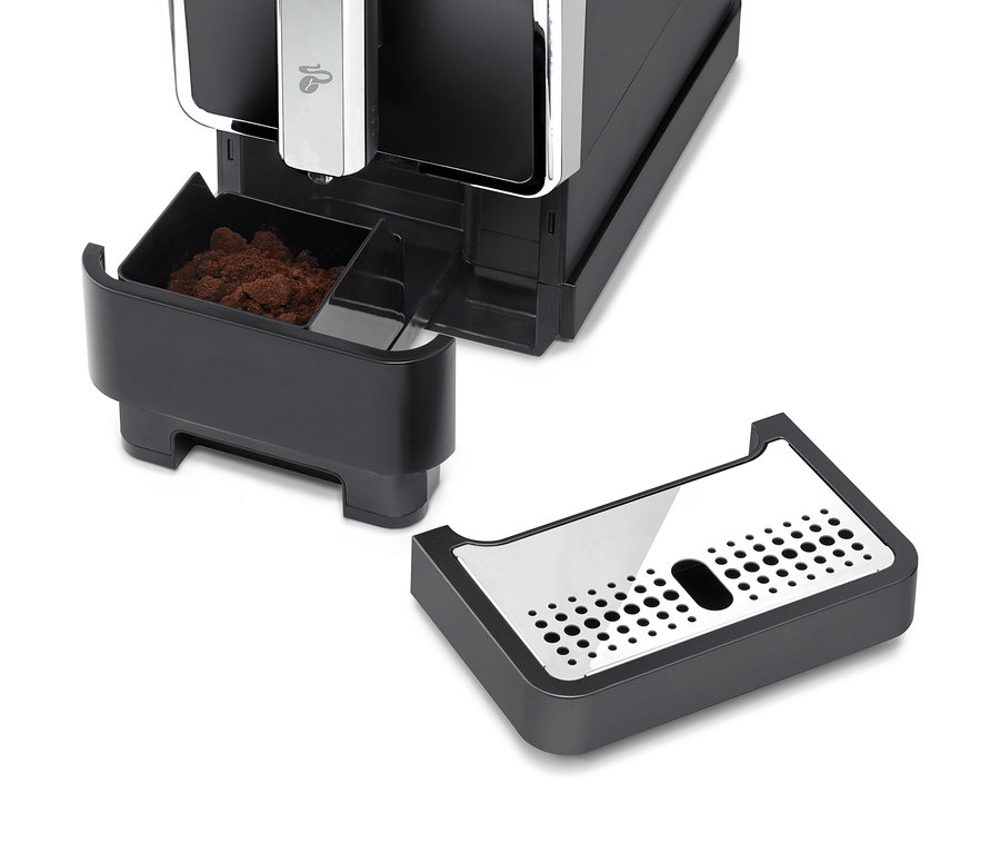 Detailansicht eines »Esperto Caffè« Tchibo Kaffeevollautomaten in Anthrazit mit Abtropfschale.