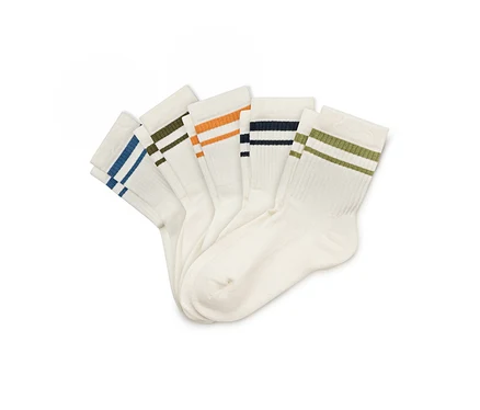 Fünf weiße Socken liegen gefächert nebeneinander, jede mit zwei farbigen Streifen am oberen Rand: blau, oliv, orange, dunkelblau und hellgrün.