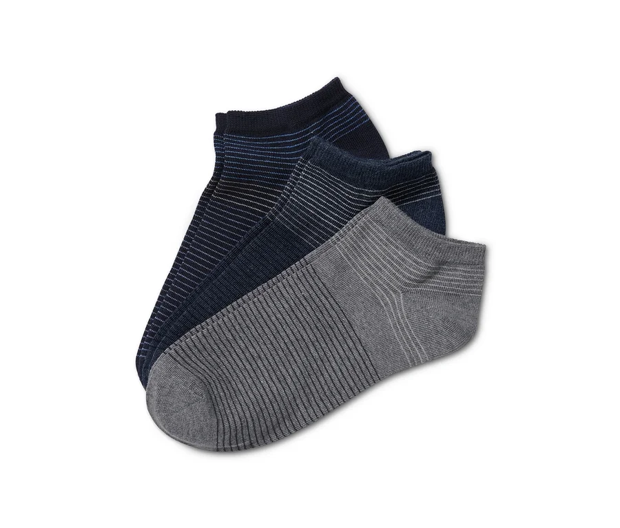 Drei Paar Sneakersocken mit Streifen in Dunkelblau und Grau.