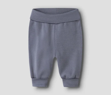 Graue Babyhose mit breitem, geripptem Bund und Bündchen.