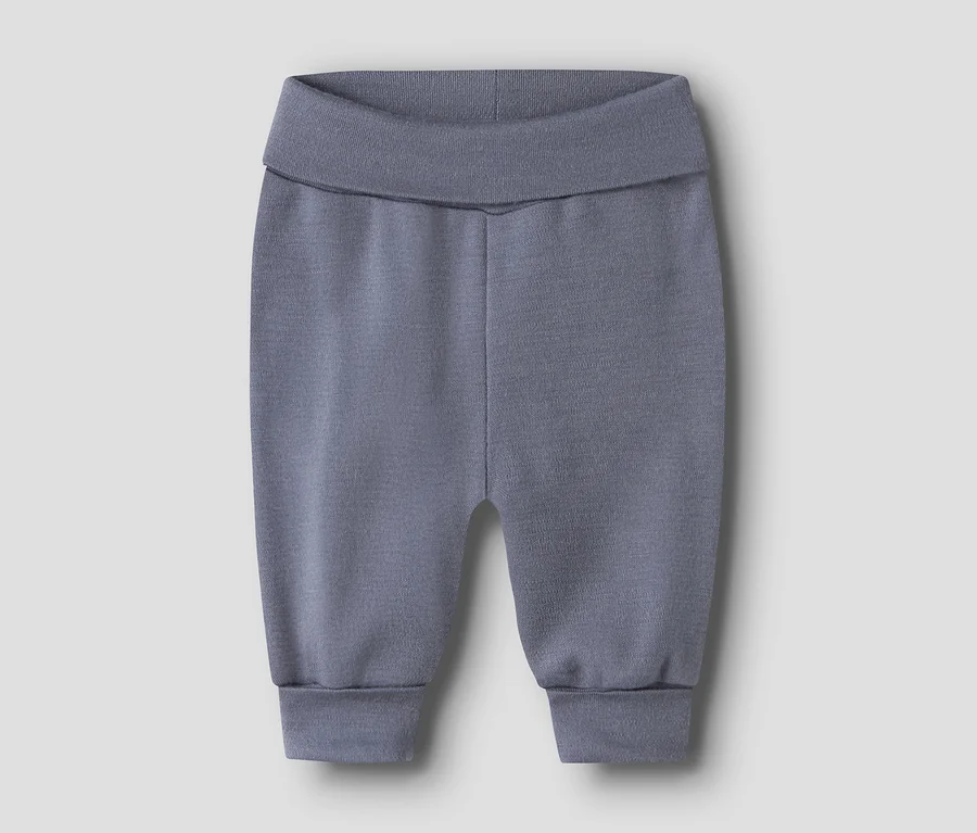 Graue Babyhose mit breitem, geripptem Bund und Bündchen.